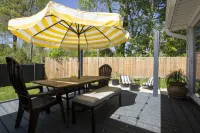 Stylish mountain cottage walkable to downtown with private backyard.