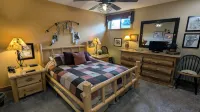 Remodeled 2BR + Den Condo w/ FREE WiFi, Parking, Heated Pool, Hot Tubs, Shuttles