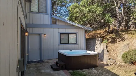 ✨ 3-King Beds / HotTub / EV Charger / Mountain View / Walk to River & Dining