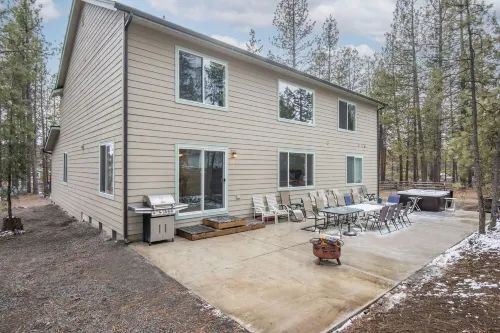 Spacious 7 bedroom, 4.5 bathroom, 5-7 minutes to downtown