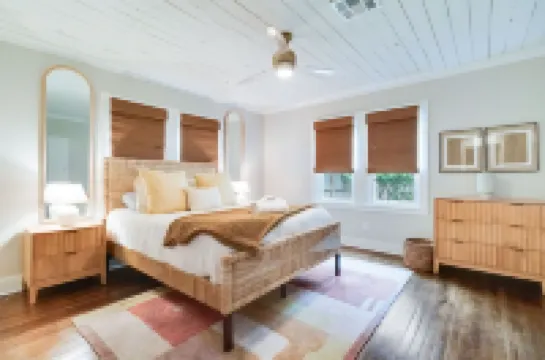 Evangeline House! Beautifully remodeled & Super Close to Downtown