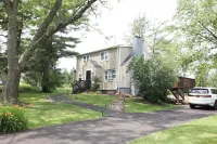 Cozy Urban Retreat Hotel dekat Tompkins Cortland Community College