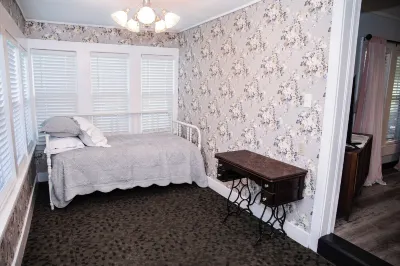 Granny's House- Hometown Hospitality by The Coleman Vault Hotels near Halltown