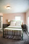 Granny's House- Hometown Hospitality by The Coleman Vault Hotels near Halltown