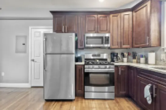 Prime Location!WALK TO WATER & HISTORIC DISTRICT!PRIVATE Large first floor apt!