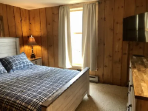 Family/Pet Friendly Cabin w/ Modern Upgrades: Minutes to Mountains, Farms, Lake 倫敦德里酒店