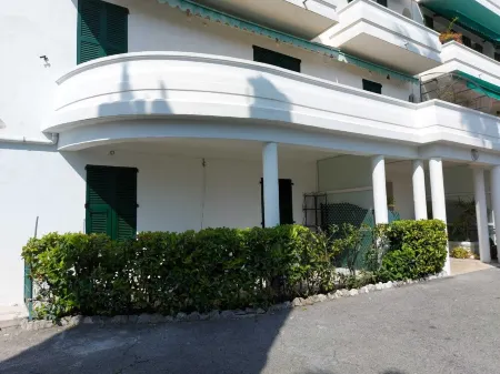 Juan les Pins Appartamento Nuovo Piscina e Tennis Отели рядом с достопримечательностью «Nomade de Jaume Plensa»