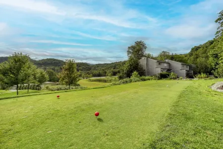 Cozy Sugar Ski - 4 Ensuites, Extremely close to Slopes, Tubing, and Ice Skating!