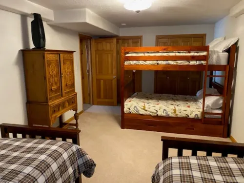 This spacious single home combines modern amenities with a cozy mountain feel