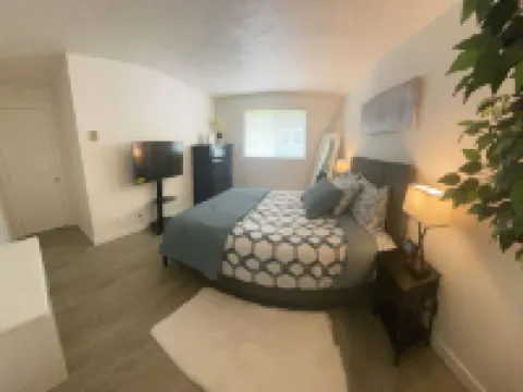 WELCOME TO HUEY DUCK HOUSE-A!  3BR & 2BA SLEEP-8 スプリングフィールドのホテル