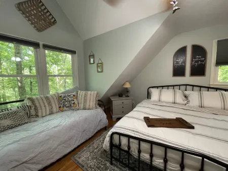 Cozy, 2/2 surrounded by trees and mountains