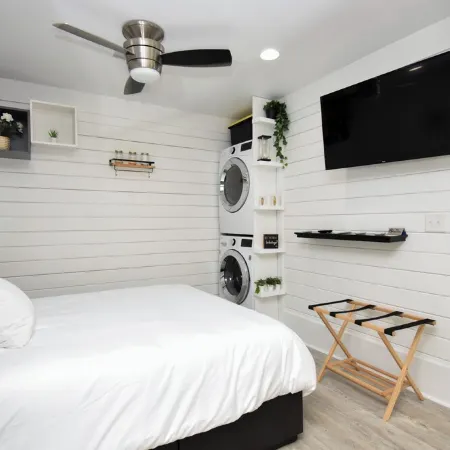 Stylish Mid-Century Modern Private Studio Blocks from UF and Stadium!