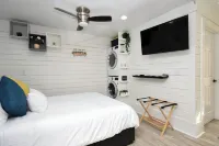Stylish Mid-Century Modern Private Studio Blocks from UF and Stadium!