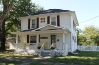 Comfortable Two-Story Family Home in Picturesque Small Town USA - Wifi