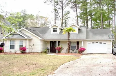 3-bedroom bungalow in charming North Myrtle Beach with AC, WiFi Hotels near The LEGENDS-Fairway Oaks 17B
