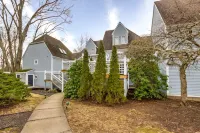 Peaceful Spa Villa Getaway - Hot Tub - 3 minutes to Mohegan Sun Casino