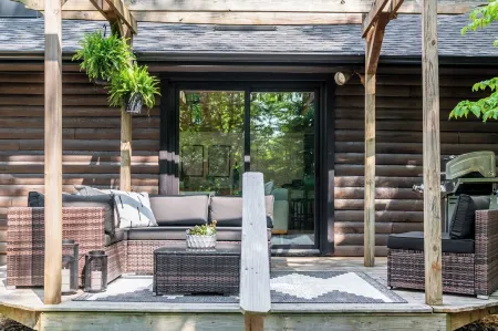 Newly Remodeled True Log Cabin | Fire Pit | Bike In-Bike Out