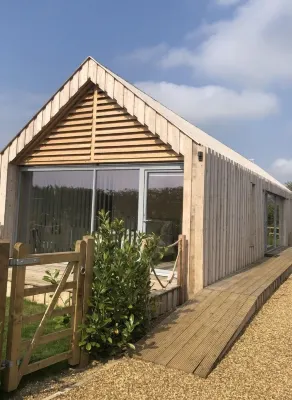 Luxury Timber Clad Eco-Lodge 5 miles from the Norfolk Heritage Coast فنادق في 