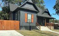 The Mustard Seed Cottage-Charming 3-BR Craftsman conveniently located downtown!