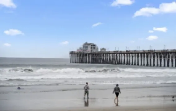 Cozy 1BR Bungalow by the beach, coffee, and dining. Walking Score 10/10