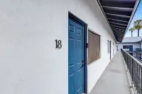 Bar, restaurants, and attractions all nearby!