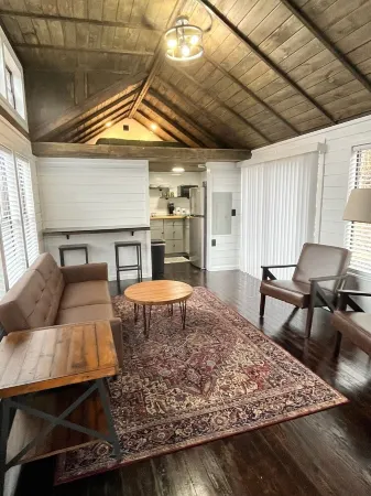 Cozy Mountainside Cottage along the Green River with the comforts of home!