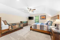 Pine Cone Lodge-Private Hot Tub, Pool Table, 2 Pools & Splash Pad, Pet Friendly!