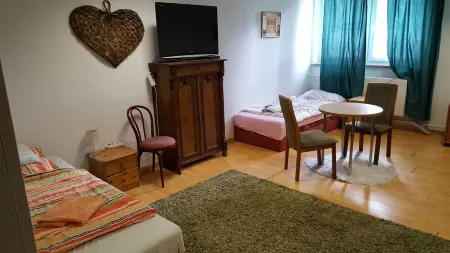 FEWO-NEUBEEREN 2 (2 rooms, 7 single beds) Отели в г. Тельтов-Флеминг