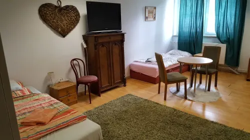 FEWO-NEUBEEREN 2 (2 rooms, 7 single beds)