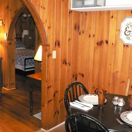 Three Cub Cottage in historic Flat Rock Отели в г. Флэт Рок