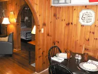Three Cub Cottage in historic Flat Rock Hotels in Flat Rock