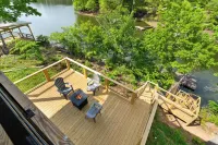 Lakefront Luxury Retreat, Kayaks, Game Room, Firepit, Pool Table & Private Dock