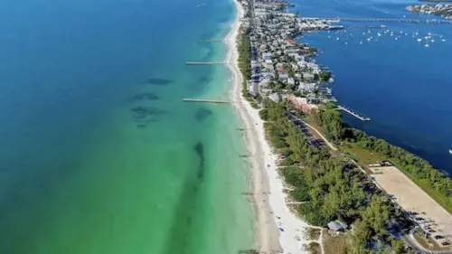 Charming 3 bd 2 ba villa in cool Bradenton. WiFi AC laundry lanai community pool