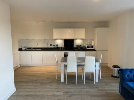 3 Bedroom Modern Apartment in London