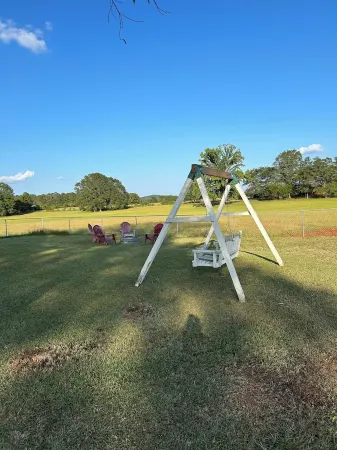 Cozy 2- bedroom, full bath guest house on working farm, 1 mile to racetrack.