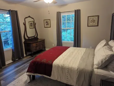 Hillside Abode in the Heart of Historic White Springs and the Suwannee River Hotels near Big Shoals Trail