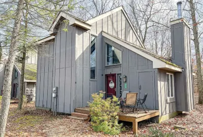 Spacious Cabin w/hot tub , pool and lake access, sleeps 8 Hotels near Hawk Falls