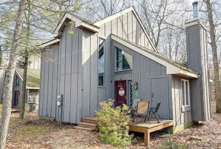 Spacious Cabin w/hot tub , pool and lake access, sleeps 8