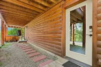 Lovely 3BR Near Town w/ Hot Tub, Stunning Views!