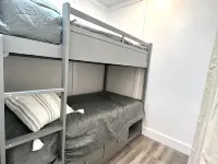 Book Your Adventure Getaway at our Container Cabin near New River Gorge ワイルダーネスのホテル