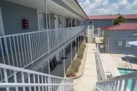 Walk to Beach! King Size Condo!