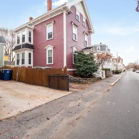 ★Downtown Condo~Steps from the Water & Common★