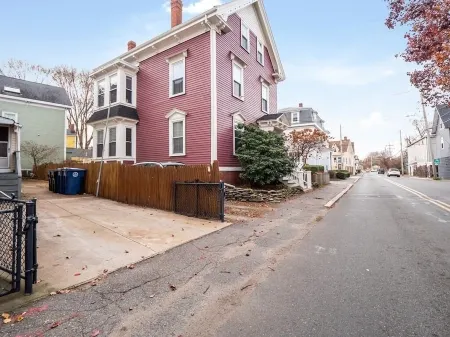 ★Downtown Condo~Steps from the Water & Common★