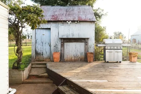 Tranquil 4 bedroom house with fireplace