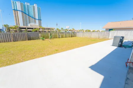 Beautiful 2 bedroom home, close to the beach