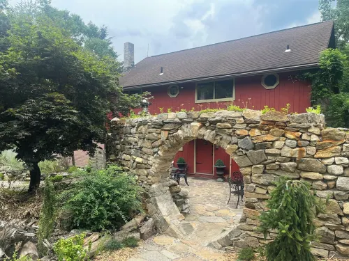Artistic Barn: Wood Burning Hottub, Sauna and Pizza Oven