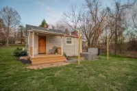 Coastal Cottage Retreat: HOT TUB, KING BED, Coffee Bar Lynchburg Pawn Shop Inc.附近的飯店