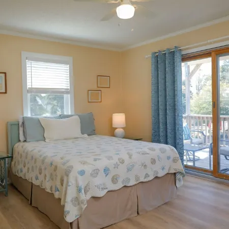 Family beach cottage poised between the ocean, hiking, biking, eateries & shops