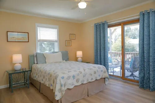 Family beach cottage poised between the ocean, hiking, biking, eateries & shops