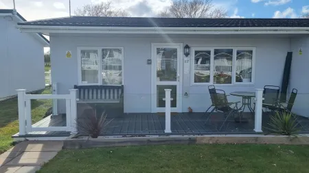 Lovely 2 Bedroom Chalet Holiday Home by The Broads